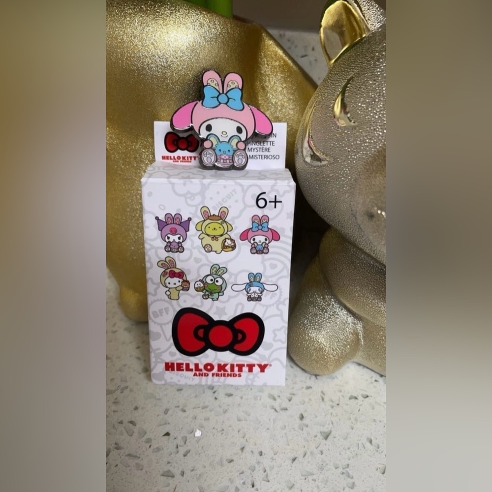 Hello Kitty Mystery Pin - Picture 3 of 5